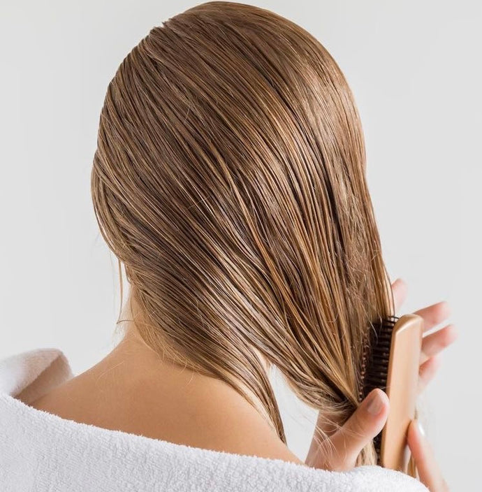 Olio di ricino: benefici comprovati per i capelli